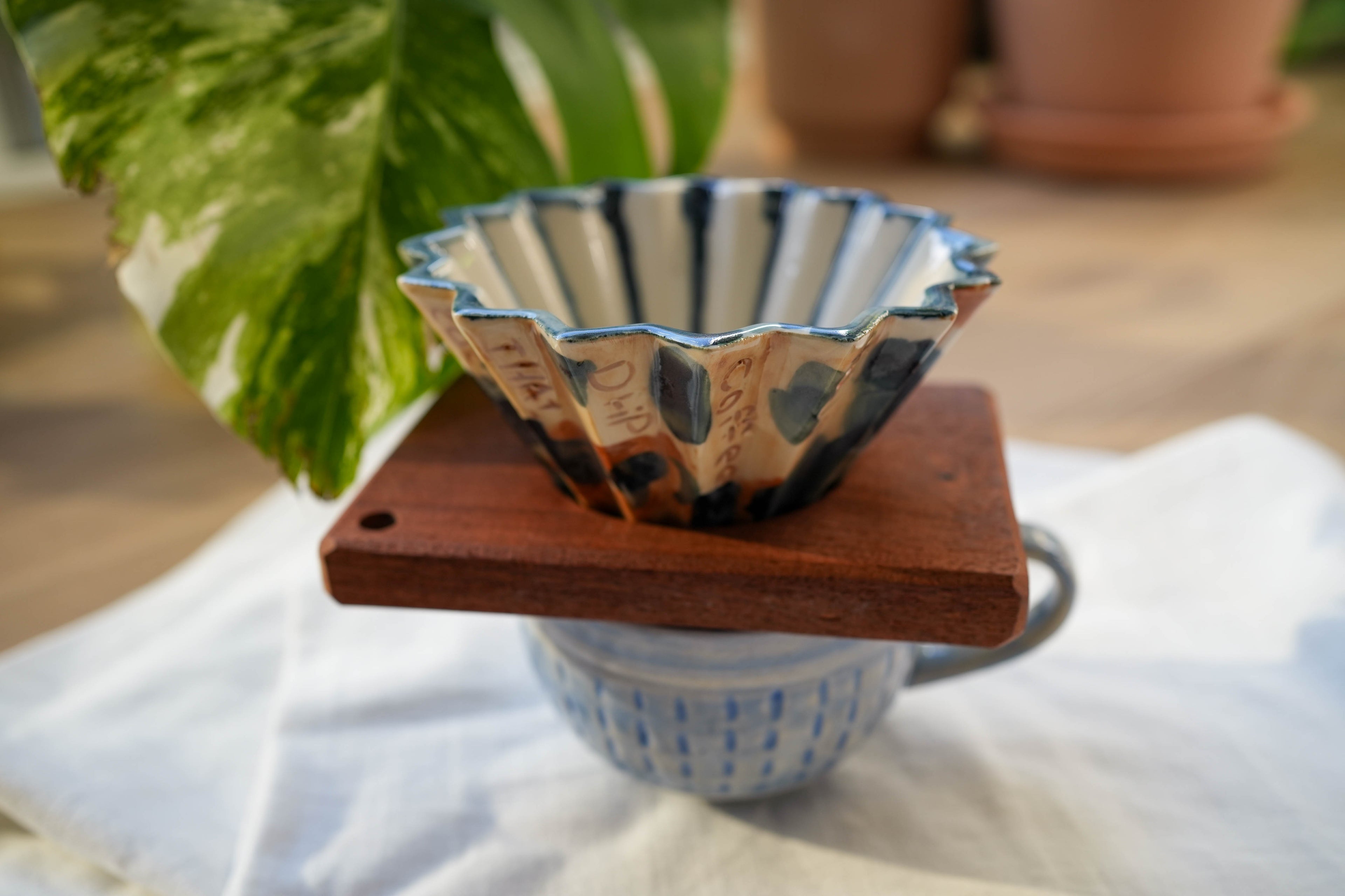 咖啡手沖架_泰國職人作品摺紙濾杯_a藍黃水染班點