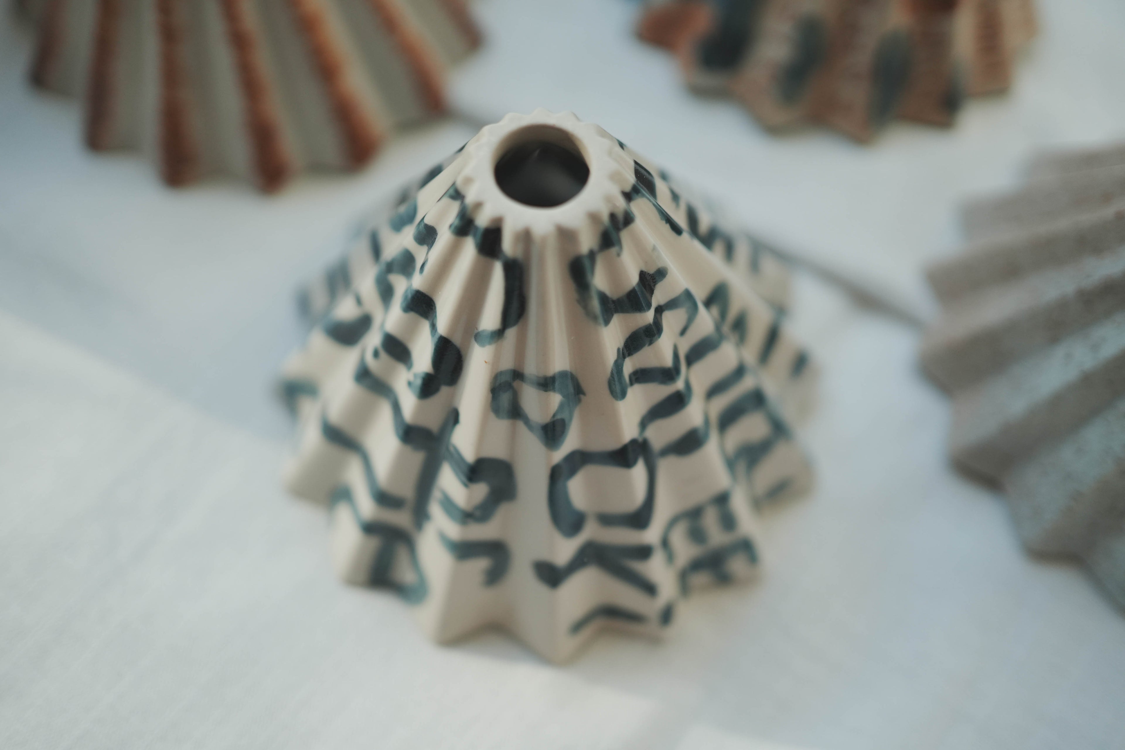 咖啡手沖架_泰國職人作品摺紙濾杯_b靛藍色亂文字母