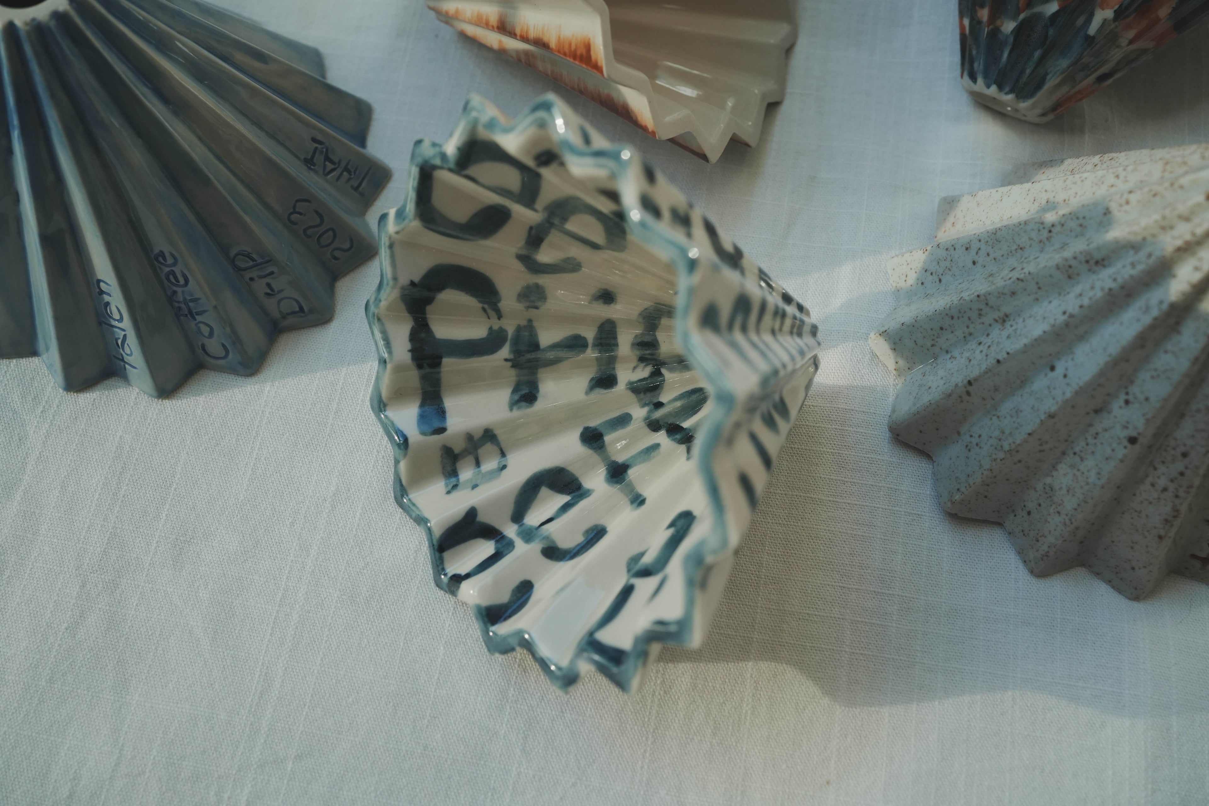 咖啡手沖架_泰國職人作品摺紙濾杯_b靛藍色亂文字母