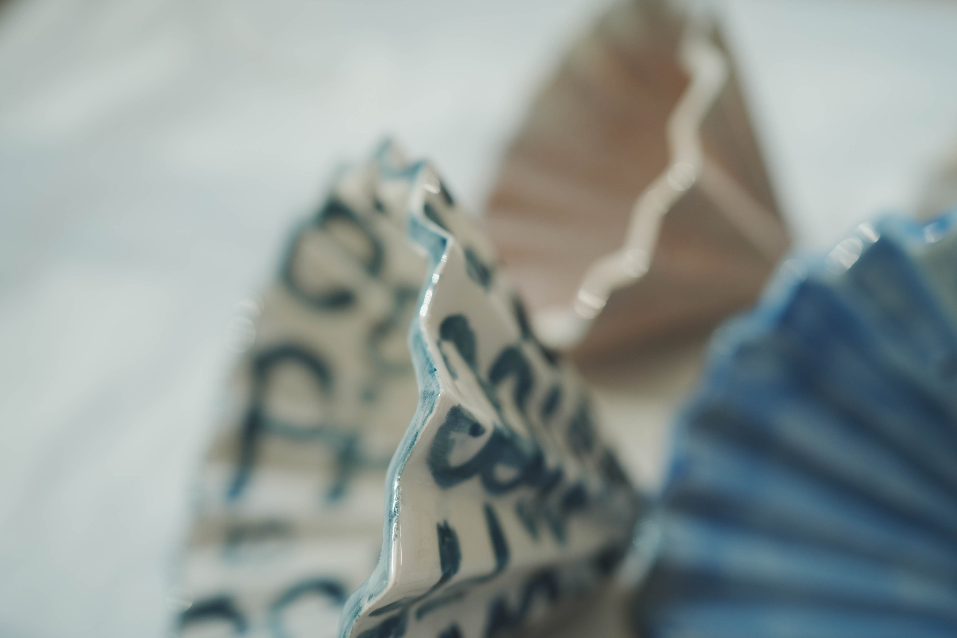 咖啡手沖架_泰國職人作品摺紙濾杯_b靛藍色亂文字母