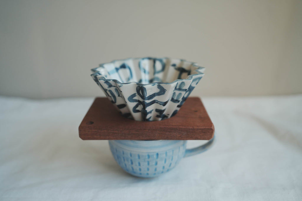 咖啡手沖架_泰國職人作品摺紙濾杯_b靛藍色亂文字母