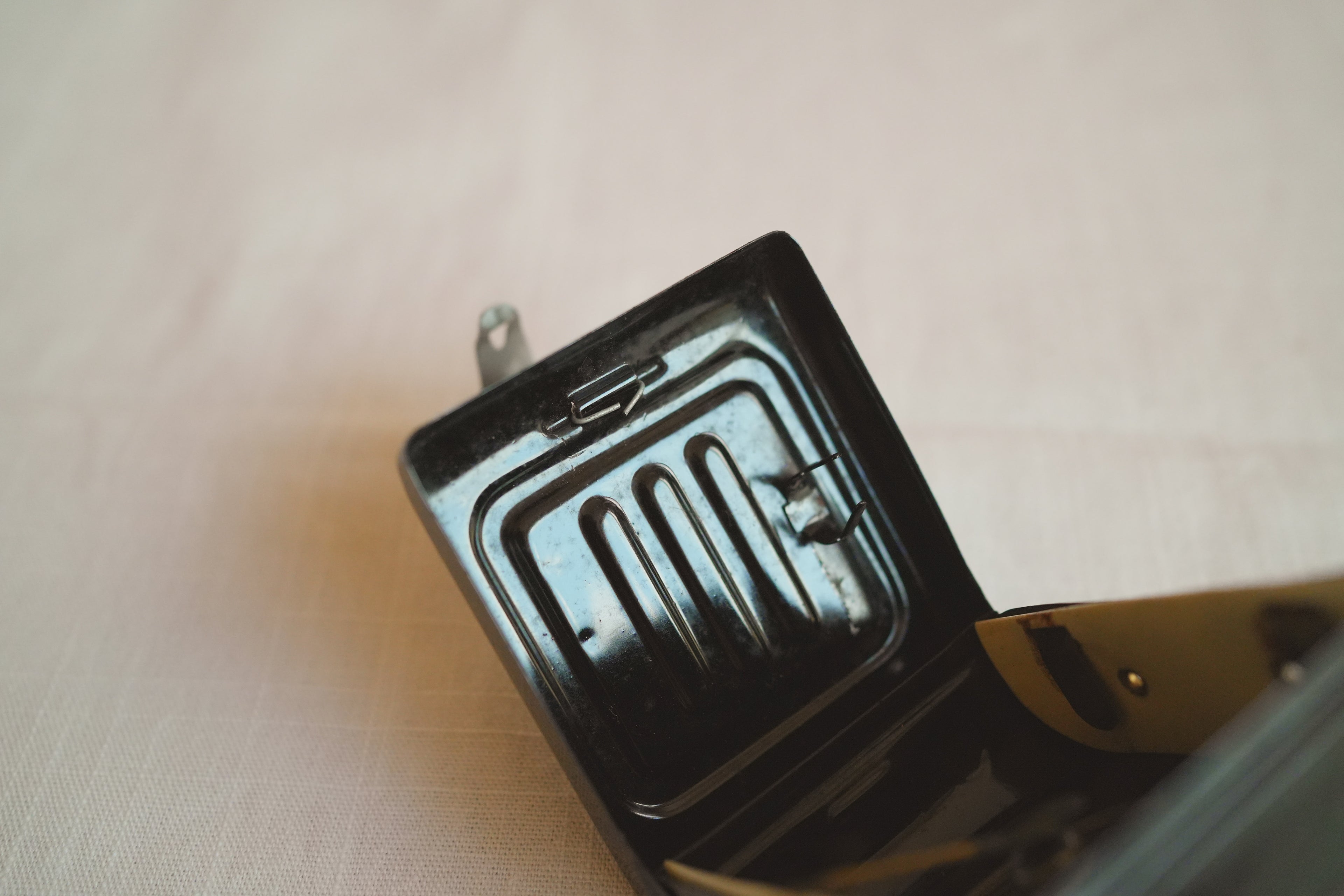 古董_靜默的信號：軍用手持信號燈