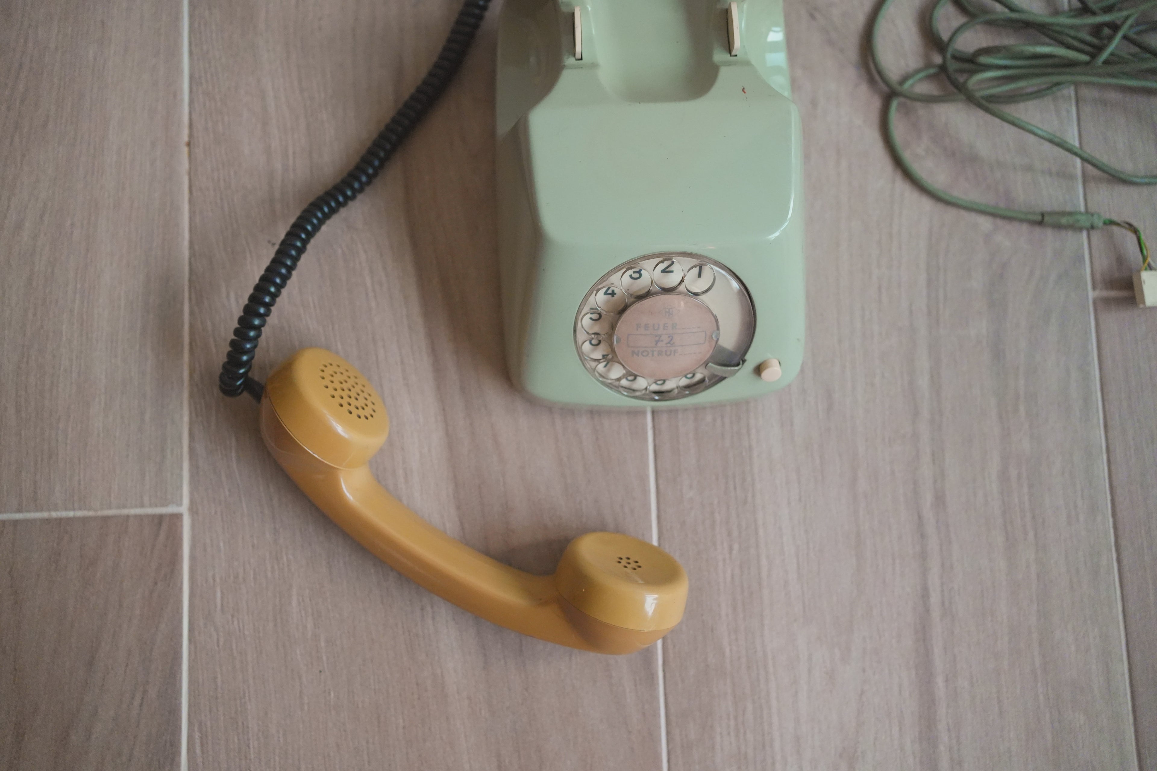 古董_德國 Hagenuk 雙色拼接機械電話 (鼠尾草綠 x 芥末黃)