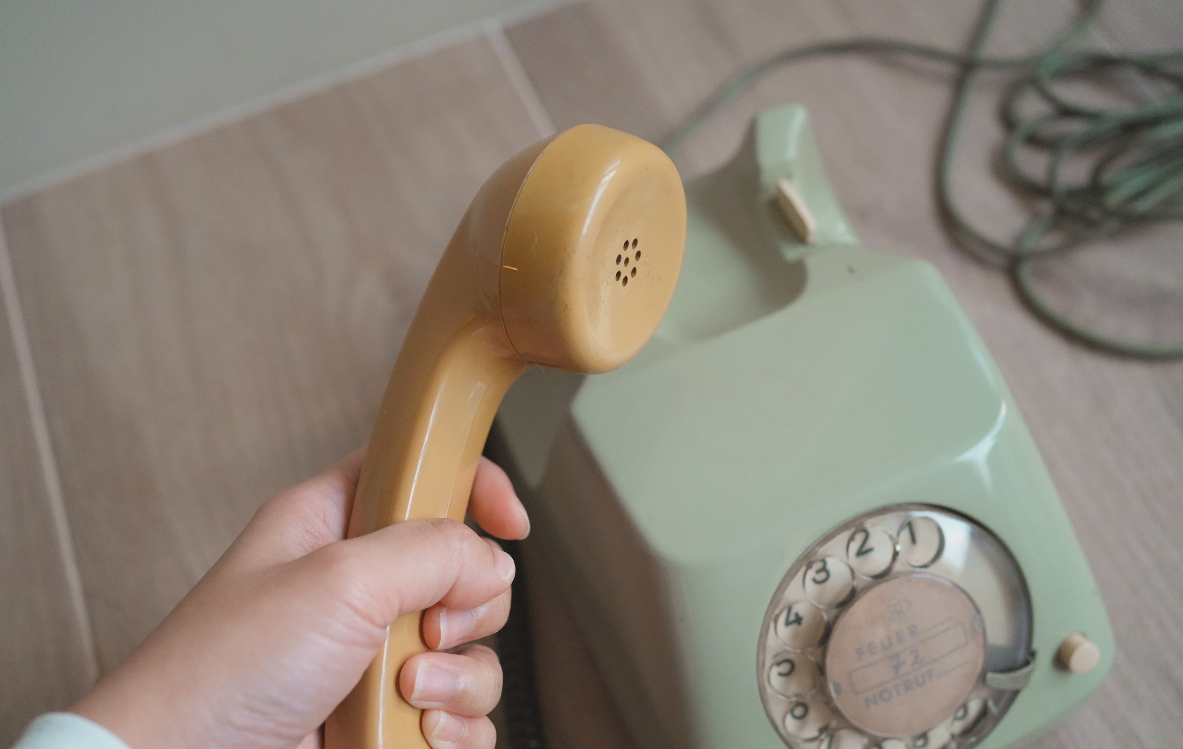 古董_德國 Hagenuk 雙色拼接機械電話 (鼠尾草綠 x 芥末黃)