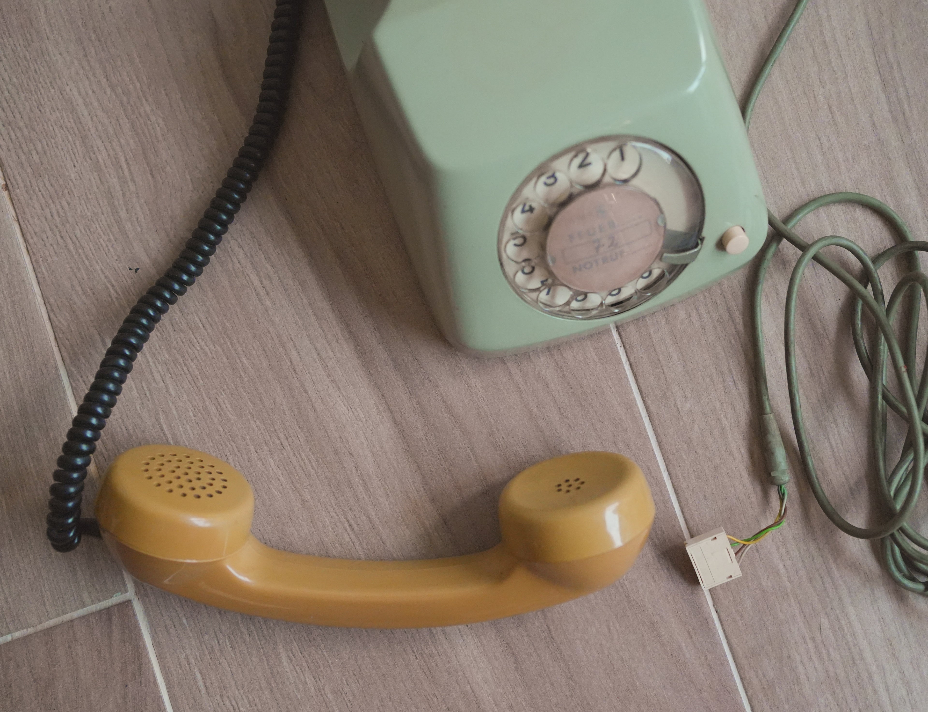 古董_德國 Hagenuk 雙色拼接機械電話 (鼠尾草綠 x 芥末黃)