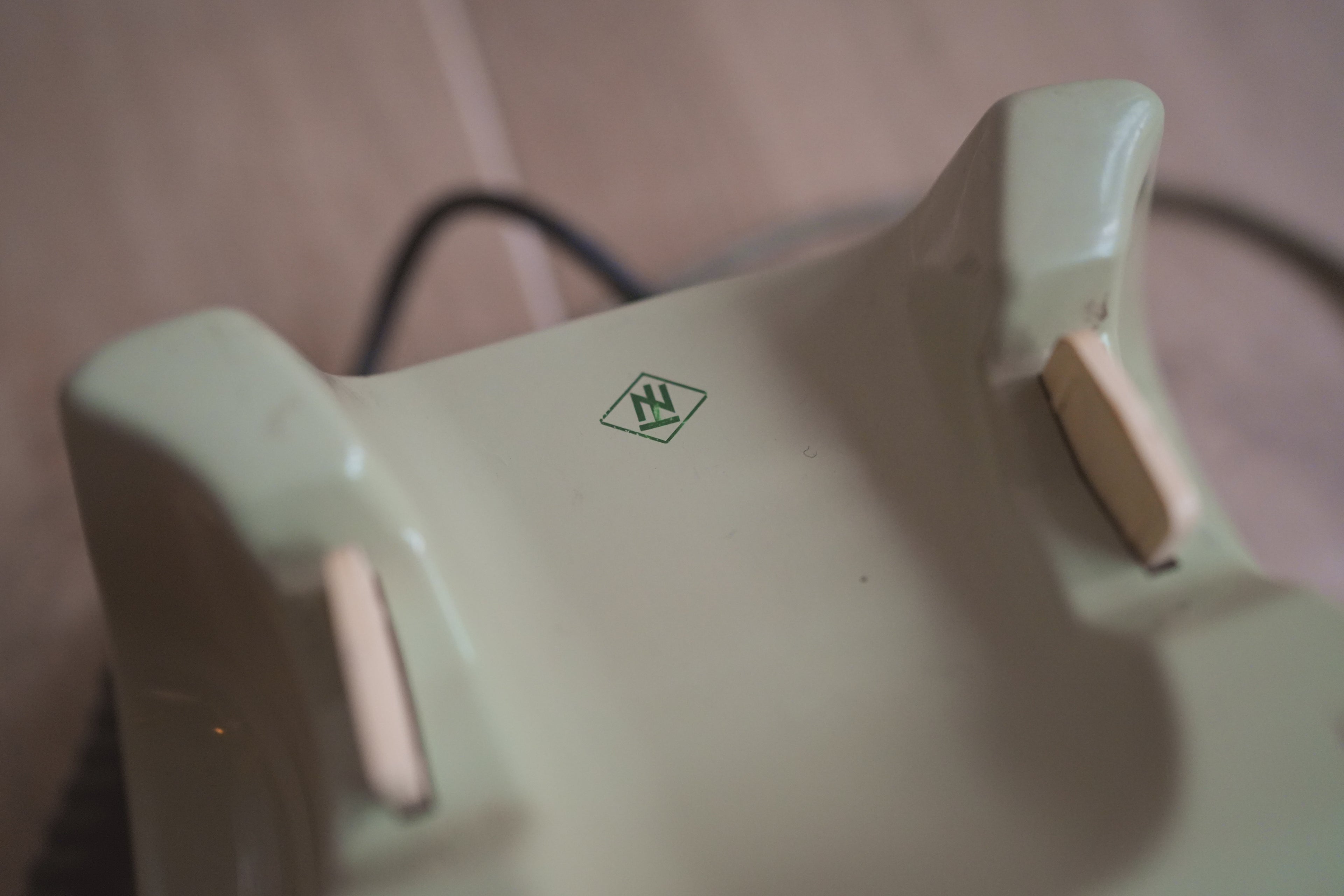 古董_德國 Hagenuk 雙色拼接機械電話 (鼠尾草綠 x 芥末黃)