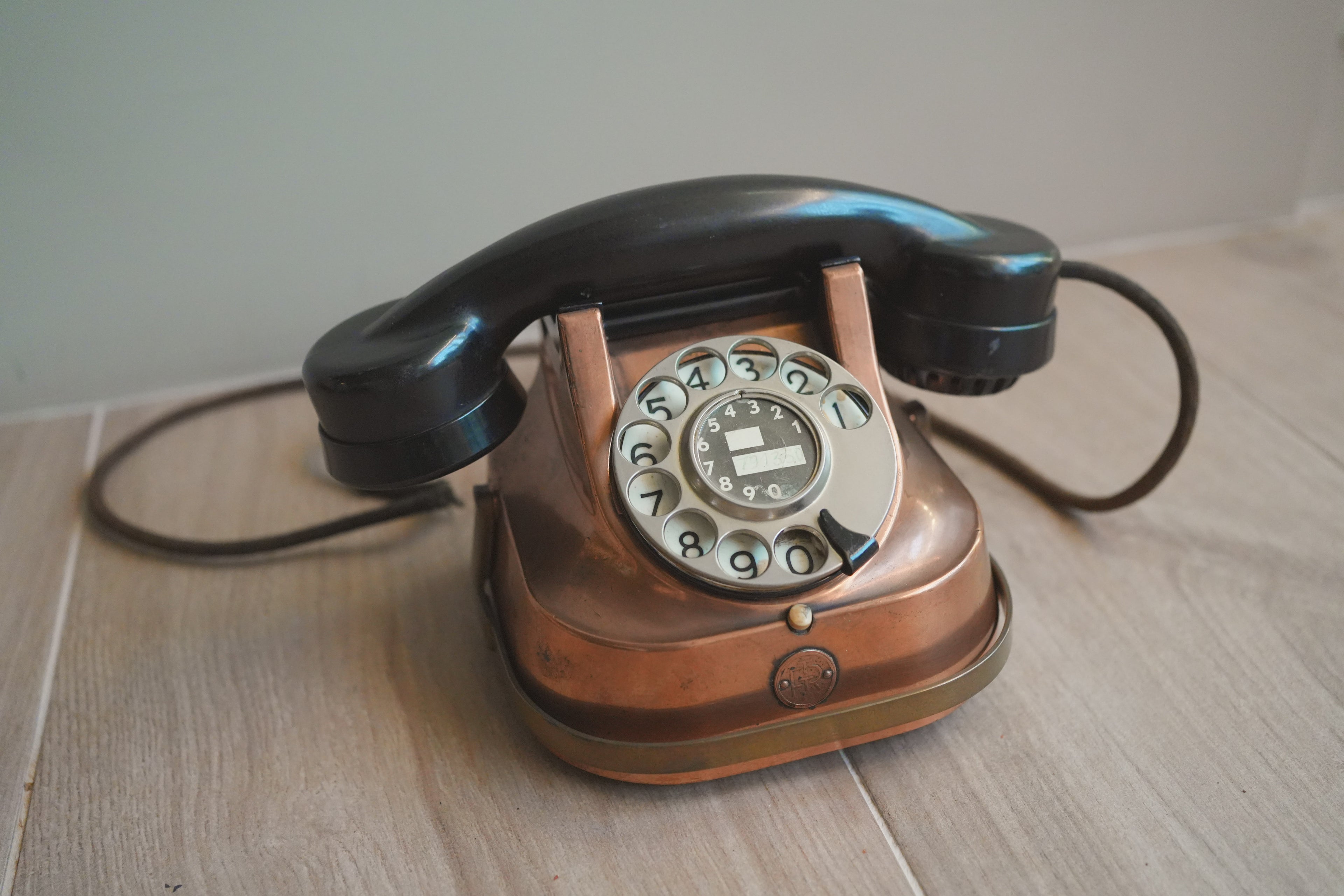 古董_哥本哈根的聲音：丹麥 KTAS D30 銅身電話