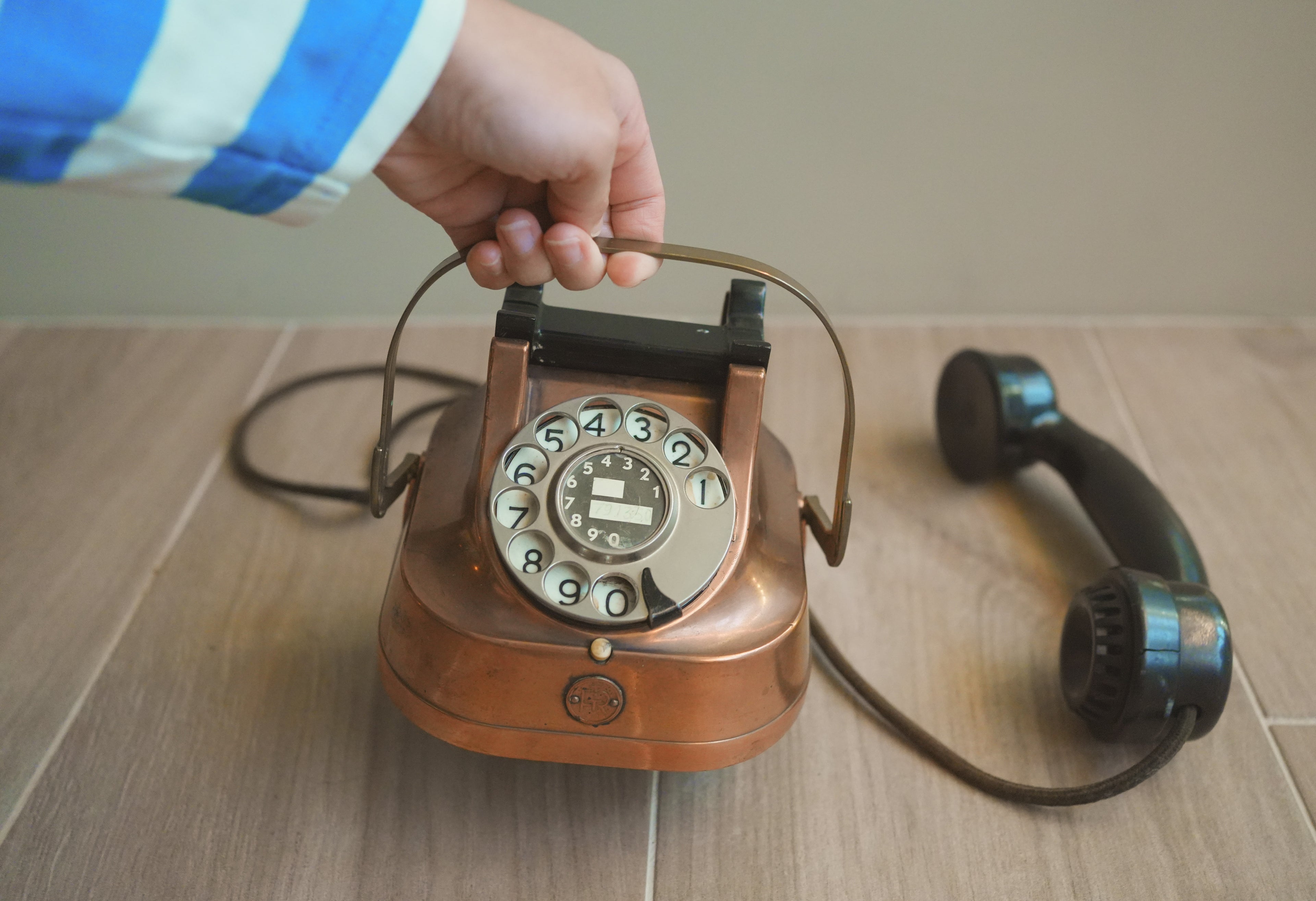 古董_哥本哈根的聲音：丹麥 KTAS D30 銅身電話