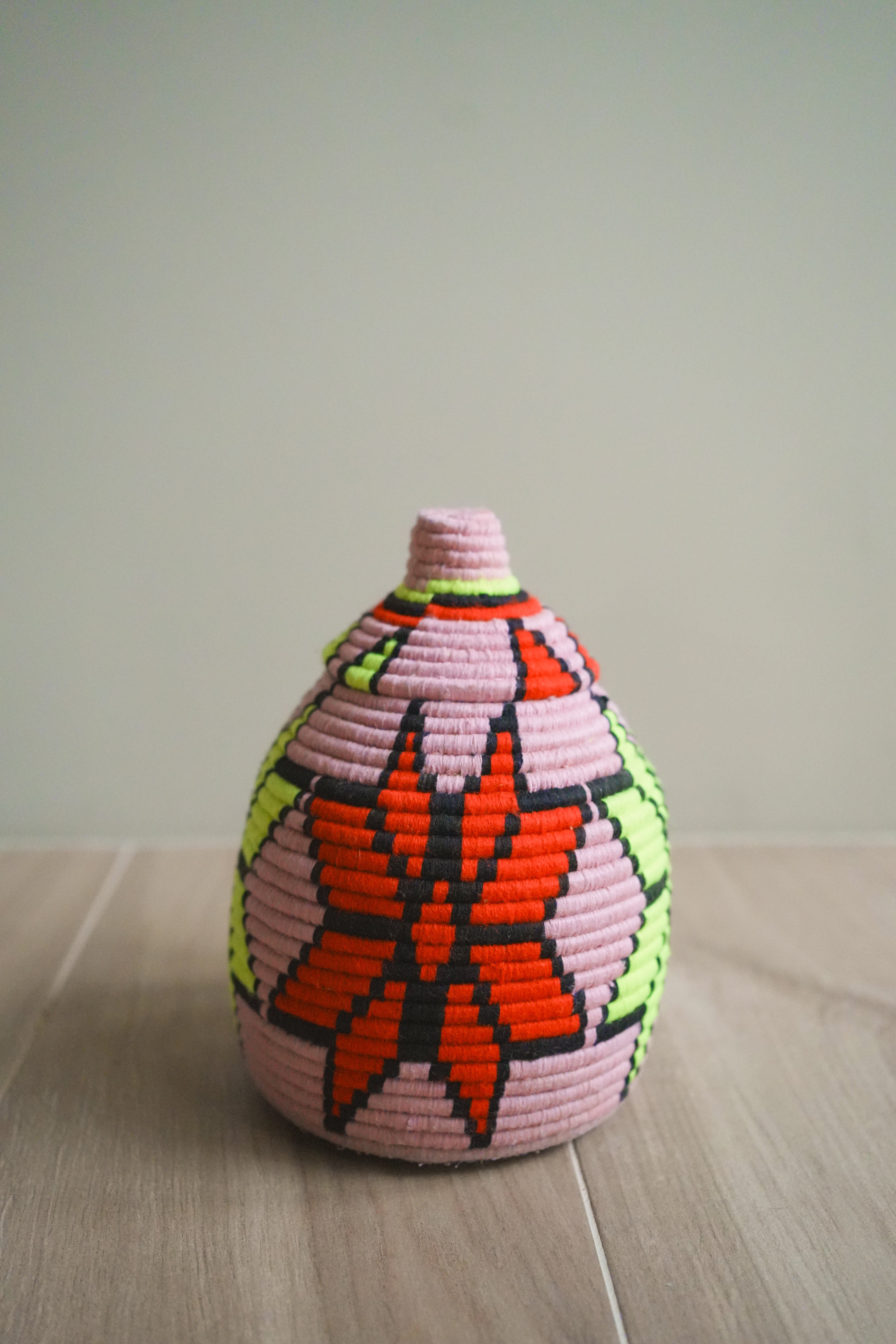 北非手工藝【B】Smal 草編彩織置物籃 (帶蓋)_紫黃星星_粉