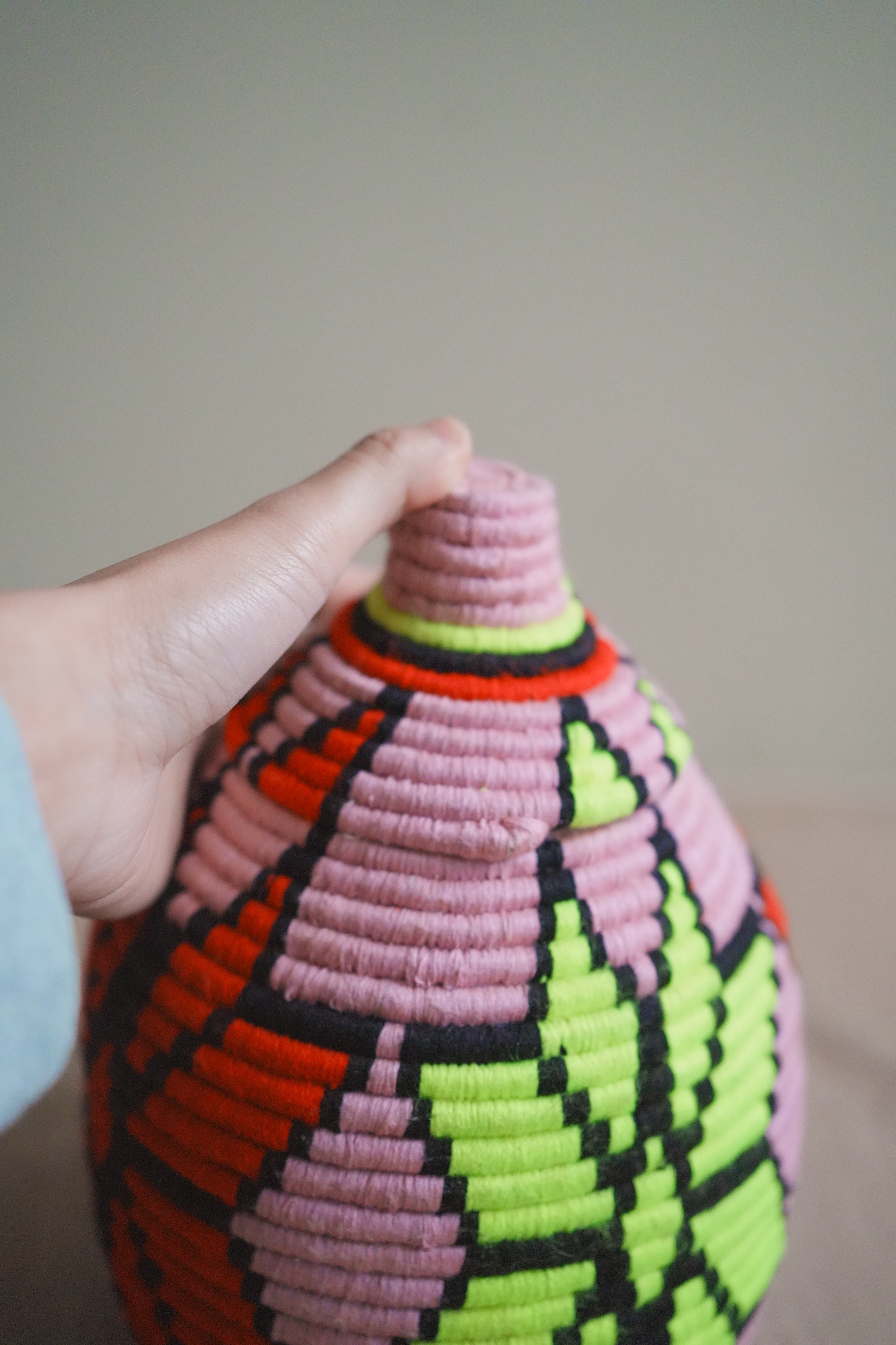 北非手工藝【B】Smal 草編彩織置物籃 (帶蓋)_紫黃星星_粉