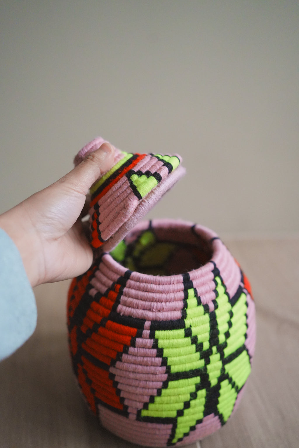 北非手工藝【B】Smal 草編彩織置物籃 (帶蓋)_紫黃星星_粉