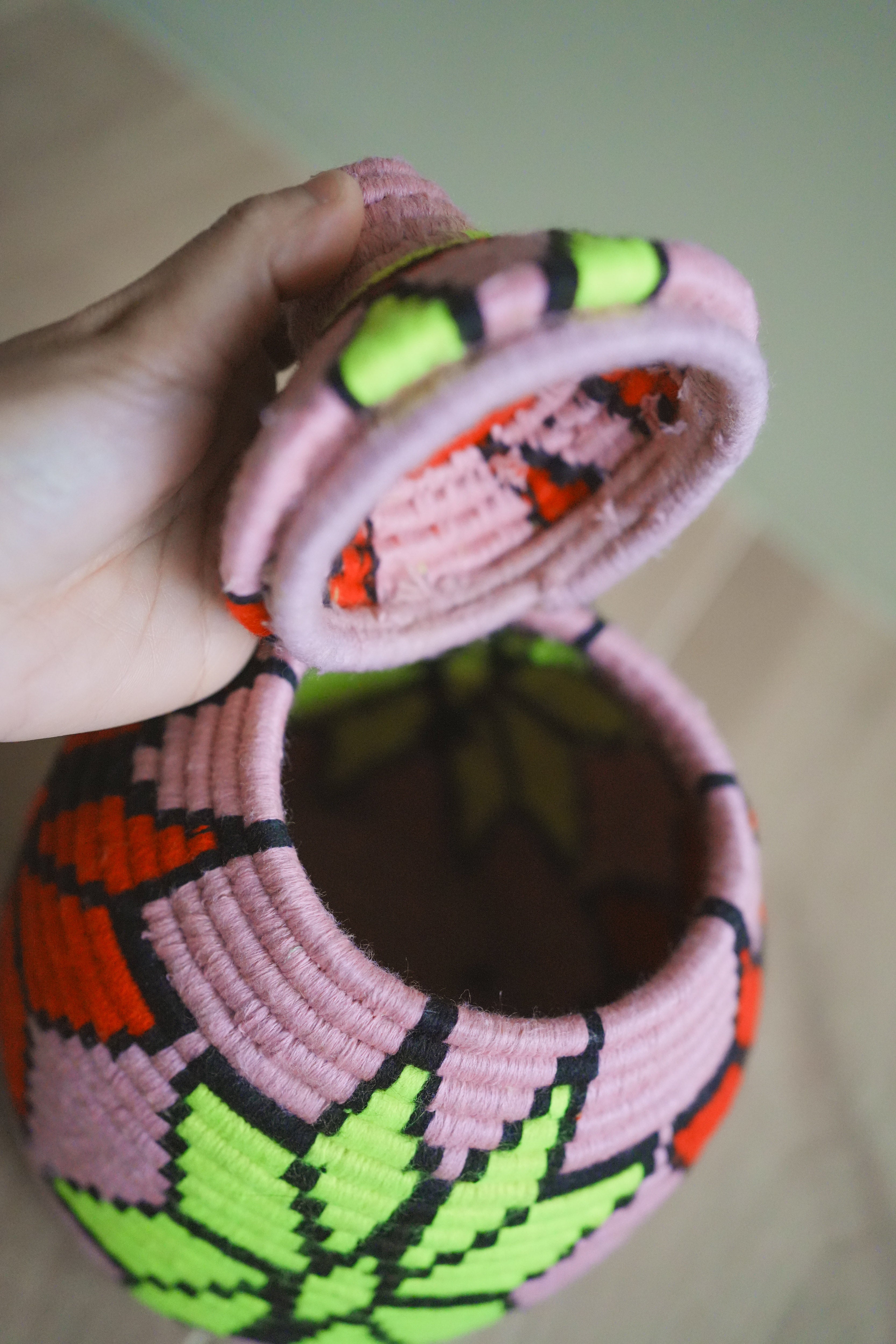 北非手工藝【B】Smal 草編彩織置物籃 (帶蓋)_紫黃星星_粉