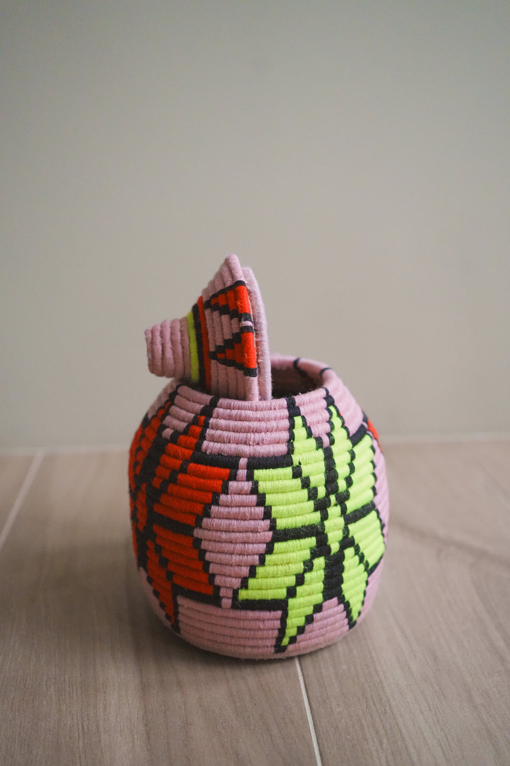 北非手工藝【B】Smal 草編彩織置物籃 (帶蓋)_紫黃星星_粉