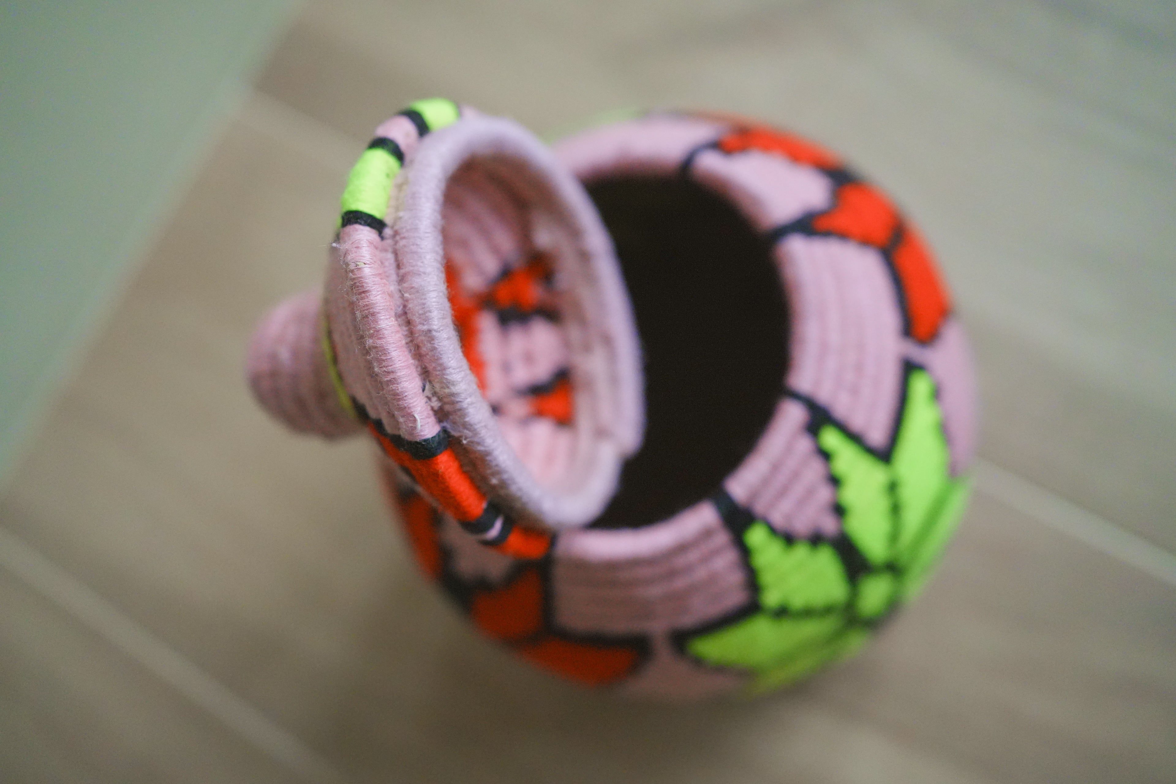 北非手工藝【B】Smal 草編彩織置物籃 (帶蓋)_紫黃星星_粉