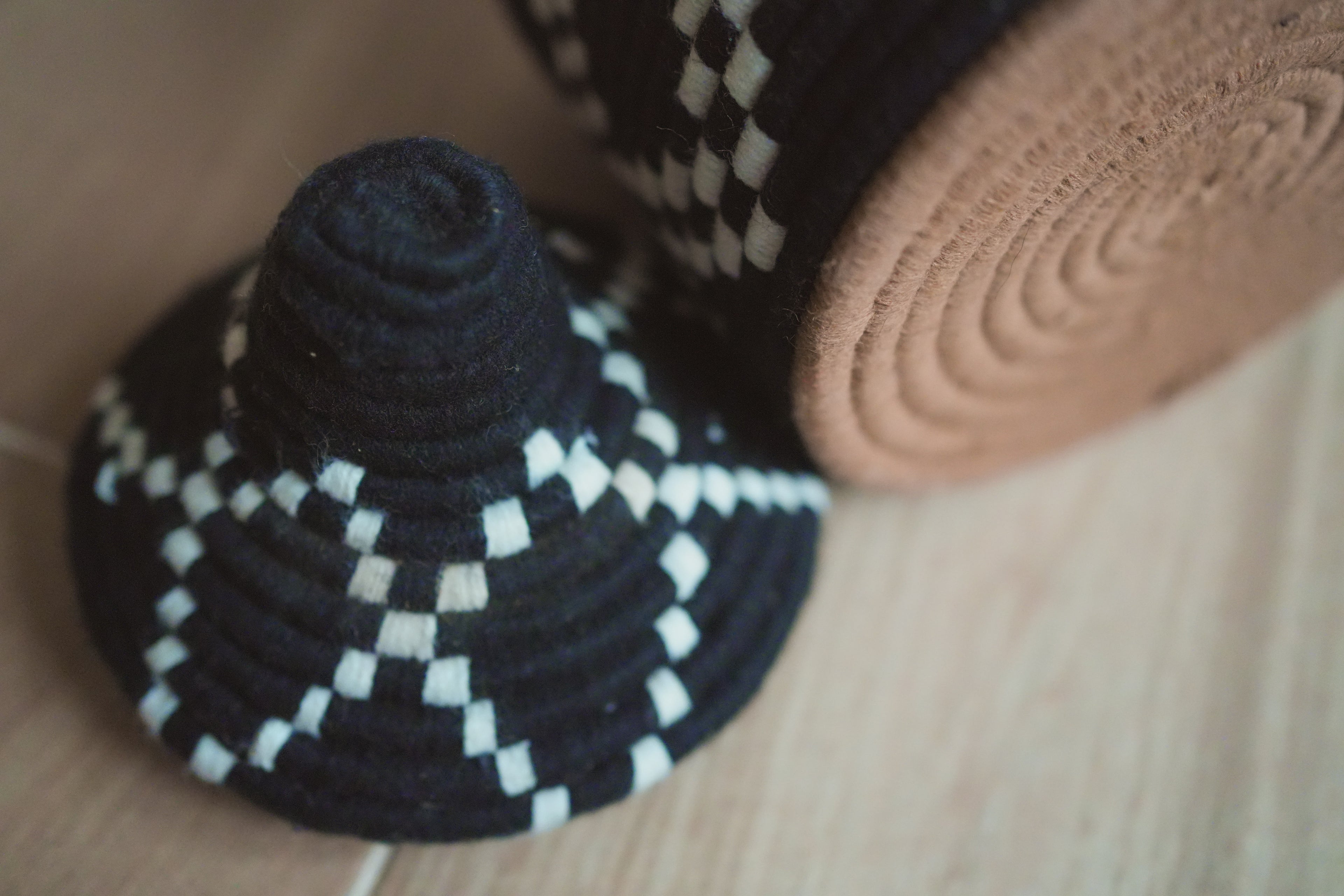 北非手工藝【C】Smal 草編彩織置物籃 (帶蓋)_大菱形_黑