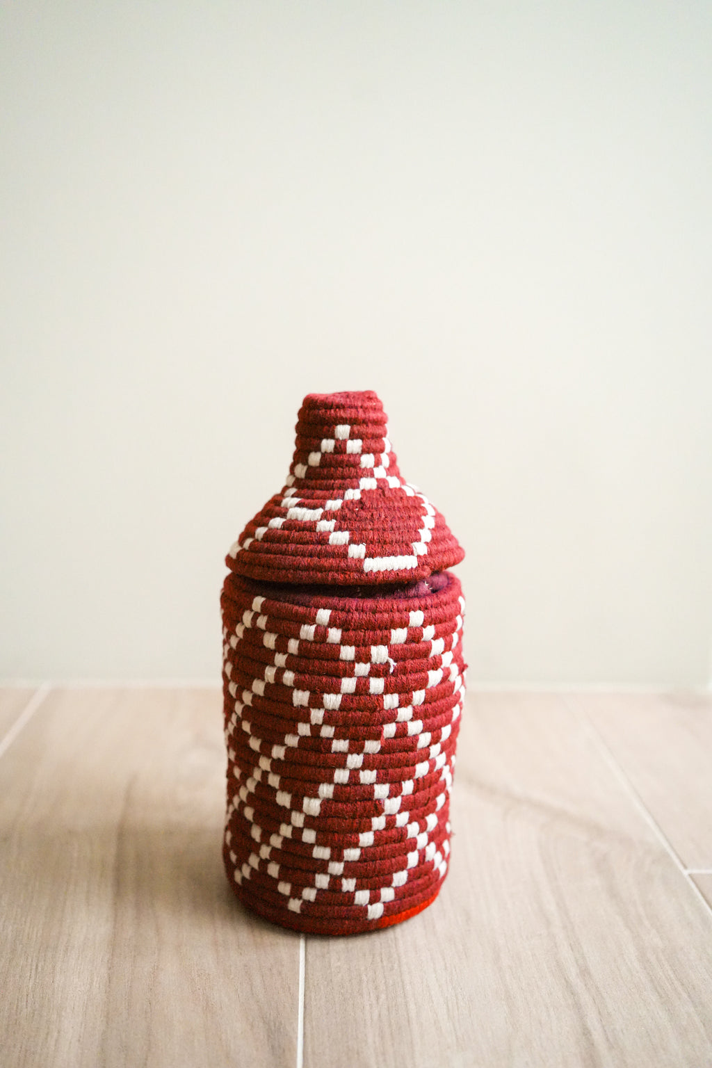 北非手工藝【D】Smal 草編彩織置物籃 (帶蓋)_菱格_深紅