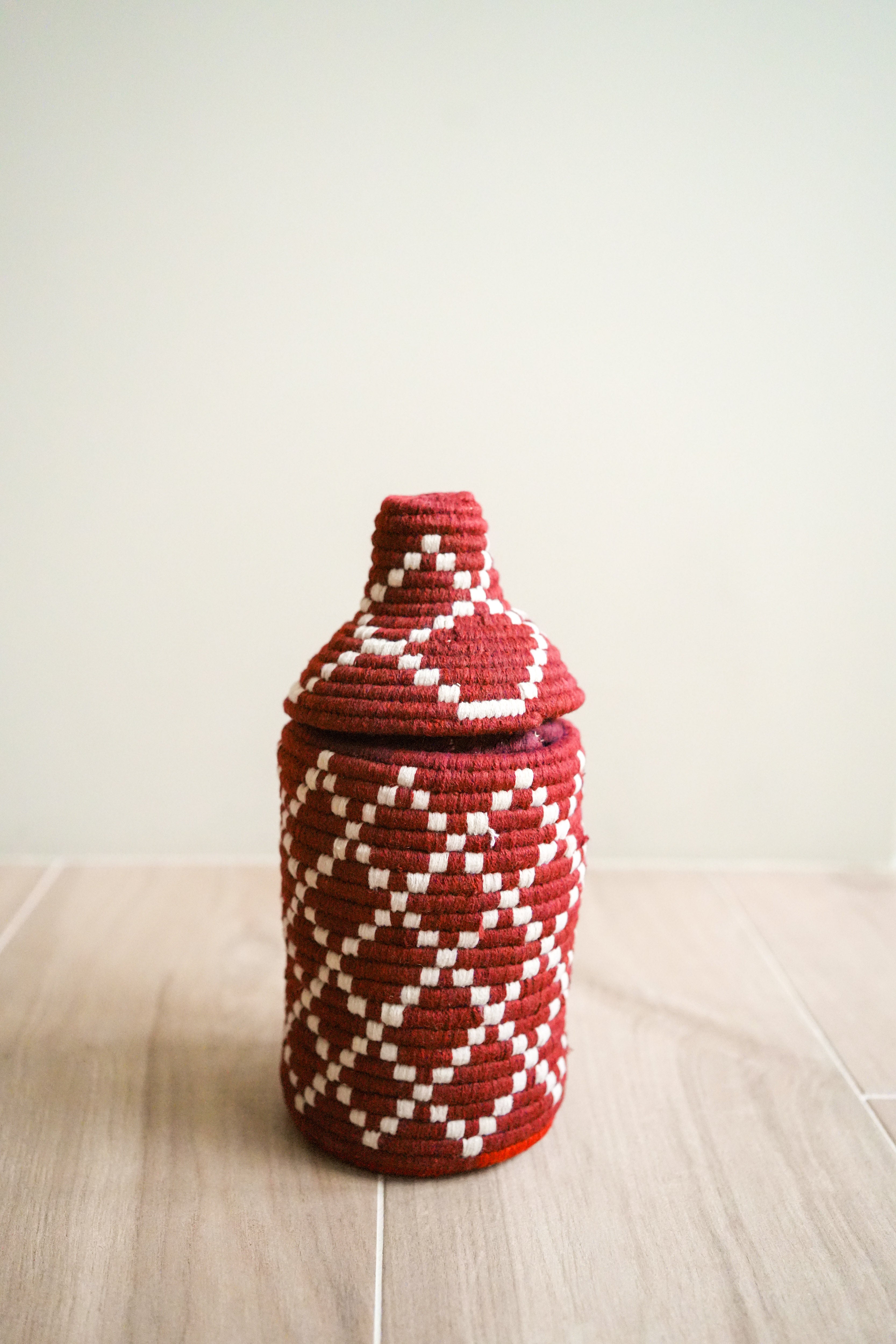 北非手工藝【D】Smal 草編彩織置物籃 (帶蓋)_菱格_深紅