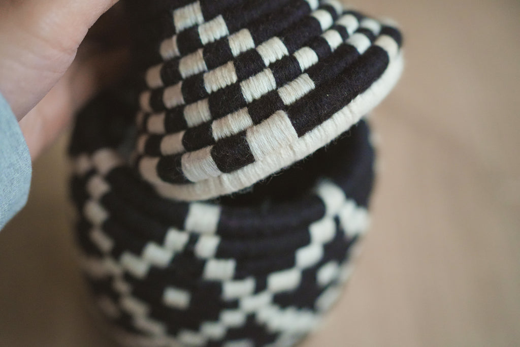 北非手工藝【E】Smal 草編彩織置物籃 (帶蓋)_菱格點點_黑