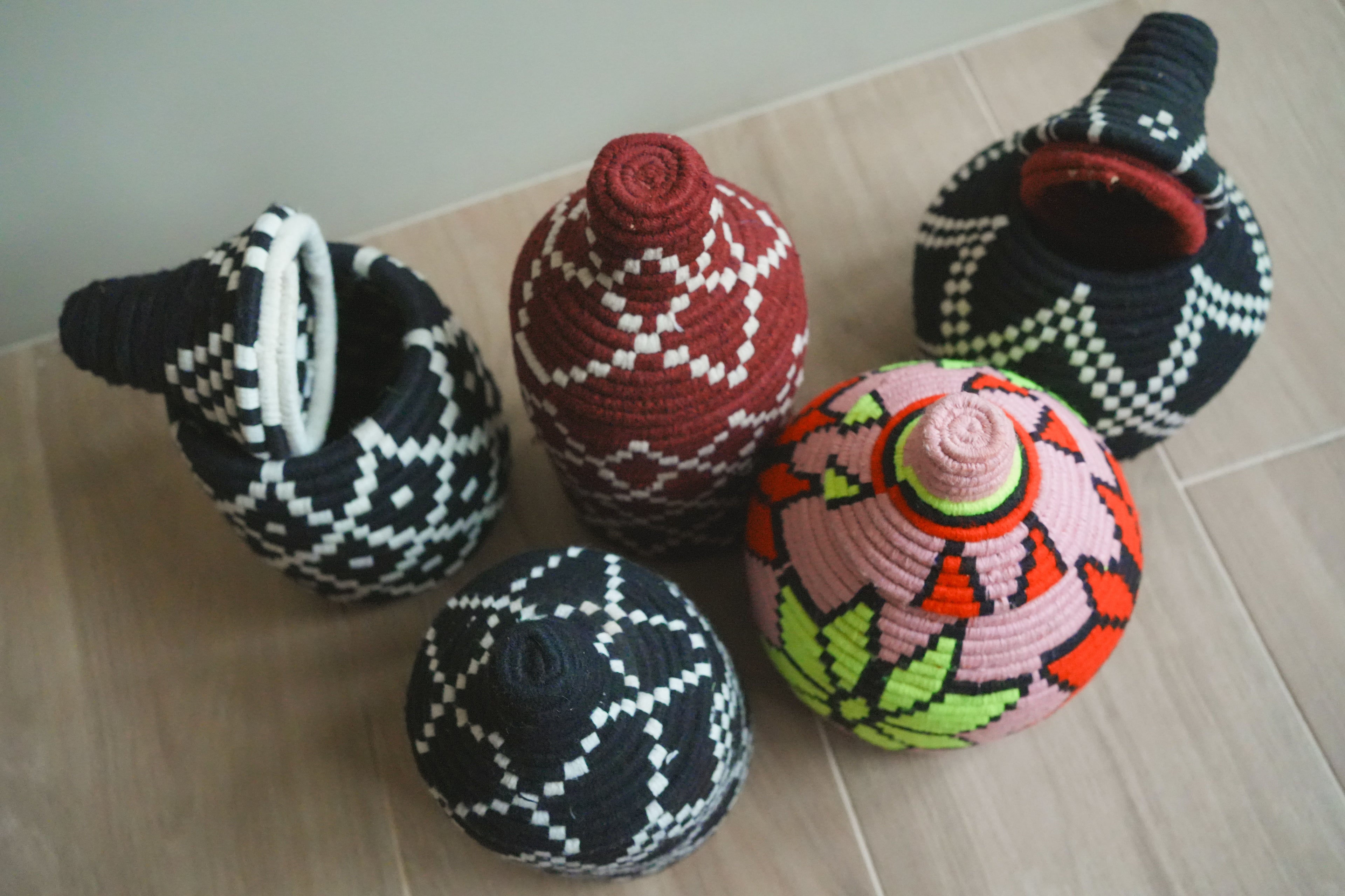 北非手工藝【B】Smal 草編彩織置物籃 (帶蓋)_紫黃星星_粉